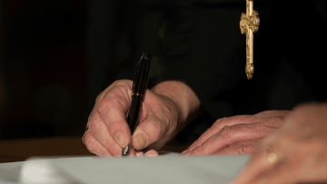 Archbishop Nichols Launches Official Papal Visit Book